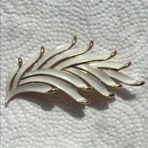 🟡Trifari Gold & White Enamel Vintage Brooch/Pin